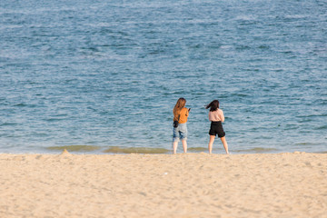 海水浴場で遊んでいる若い女性たち