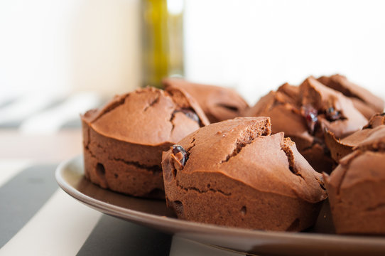 Muffiny czekoladowe na talerzu 
