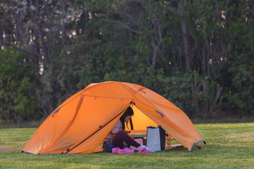 公園でテントを張って遊んでいる子供