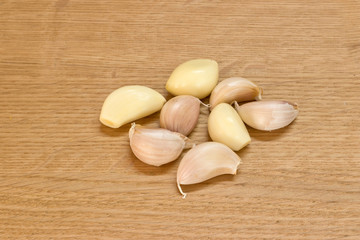 Fototapeta na wymiar Garlic cloves on wooden chopping board.