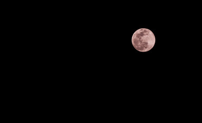 Luna llena en la noche del 7 de abril de 2020, desde la ventana en plena cuarentena. Mañana estará completa