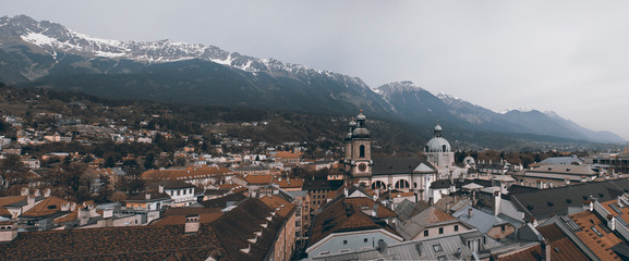 Obraz premium Panoramic picture of Innsbruck and mountains in the background in Austria