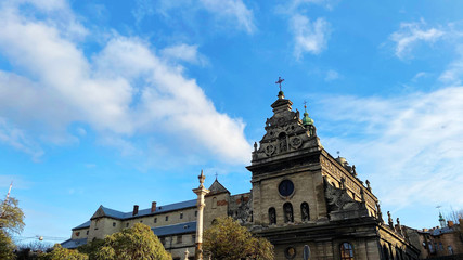 Obraz premium Lviv, Ukraine - December 08, 2019: Bernardine Church and Monastery Streets and architecture of the old city of Lviv