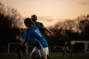 Luce naturale durante una partita di calcio femminile, Copenhagen, Danimarca - obrazy, fototapety, plakaty