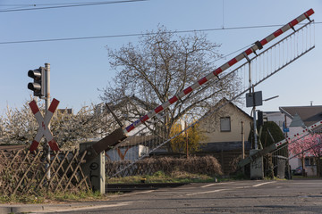 Vollschranke öffnet sich an Bahnübergang