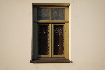 Fototapeta na wymiar Old window with broken glass in not so old building