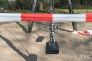 Absperrband auf Kinderspielplatz: Schaukeln verboten