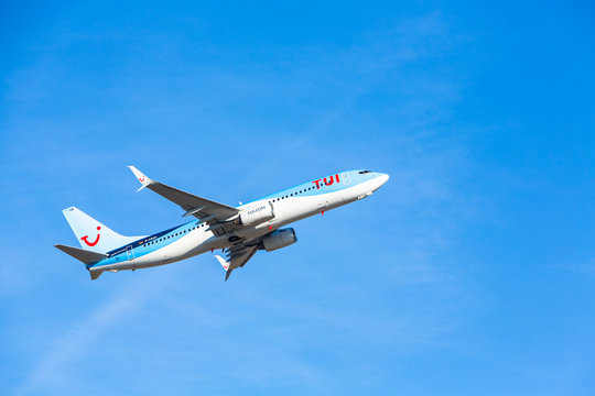 TUI Ferienflieger vor blauem Himmel