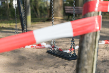 Absperrband auf Kinderspielplatz: Schaukeln verboten