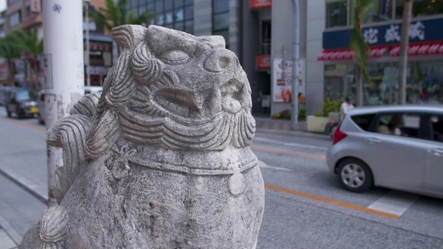 沖縄の人気観光地「国際通り」入り口のシーサー-Shisa at the entrance of Kokusai Street, a popular tourist destination in Okinawa