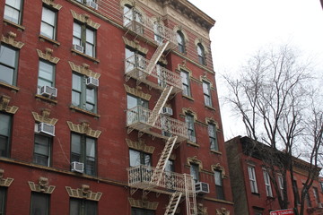 New Yorker Häuser und Feuertreppen