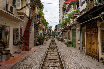 住宅街に走る線路