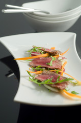 Roastbeef di manzo con carote, rosmarino e rucola