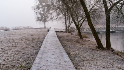 Wyspa na Zalewie Dojlidzkim. Mgła, przymrozek i szron, Dojlidy, Białystok, Podlasie, Polska © podlaski49