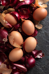 Raw eggs with onion peels