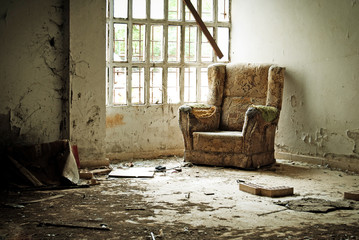 Fototapeta na wymiar viejo sillón silla hospital lugares abandonados