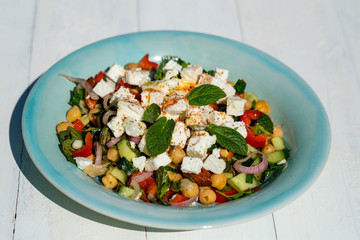 Mediterraner Kichererbsensalat mit frischen Kräutern und Feta