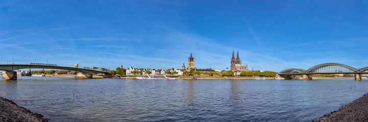 Panorama Skyline der Stadt Köln mit Rhein und Dom