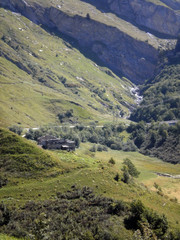 Old sheepfold in ruins, in the heart of the mountain pastures. You can also see the trace of a stream, filled in summer only with pebbles.