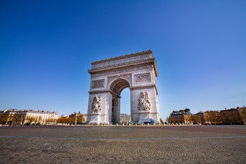 Fototapeta na wymiar Arc De Triomphe solitaire