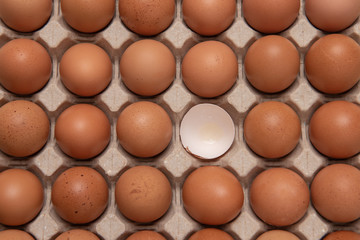 Obraz na płótnie Canvas broken egg around by many eggs on cart, top vew and copy space for text