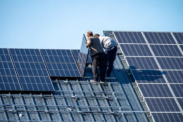 Photovoltaik-Anlage wird auf Dach montiert