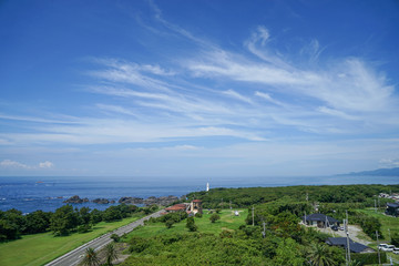 Fototapeta na wymiar 和歌山県串本町の潮岬観光タワー展望台から見下ろす望楼の芝と潮岬灯台