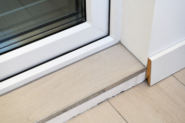 Poor decoration of the threshold of ceramic tiles. MDF skirting board is poorly installed, uneven...
