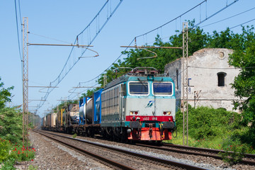 Un treno merci in transito nei pressi di Latina, Italia