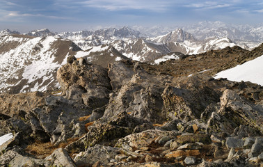 Fototapeta na wymiar Paisaje montañoso con nieve desde lo alto de los pirineos de Cataluña (España)