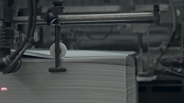 M&aacute;quina funcionando de forma repetitiva contando l&aacute;minas de cart&oacute;n