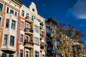berlin, deutschland - sanierte altbauten in kreuzberg