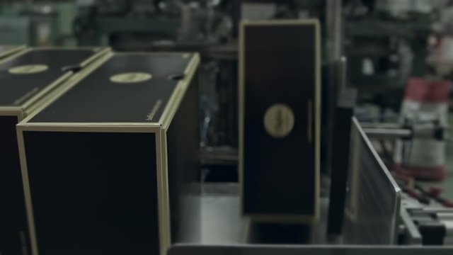M&aacute;quina moviendo cajar de cart&oacute;n