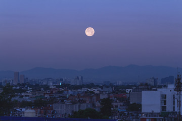 luna llena en la ciudad 