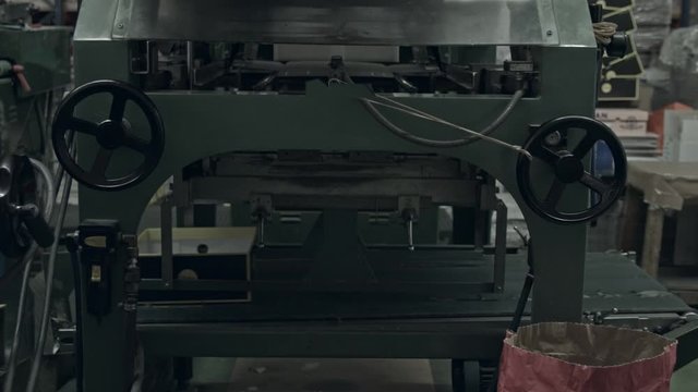 M&aacute;quina doblando cajas de cart&oacute;n en serie