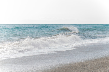 Olas del mar Meditarr&aacute;neo rompiendo en playa de Roquetas de Mar.