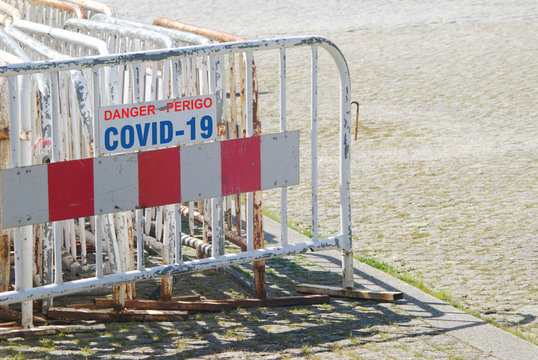 Barreiras brancas e vermelhas improvisadas para fazer cerca sanitária para a pandemia COVID-19