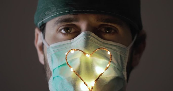 Sguardo di un giovane Medico con un piccolo cuore per ricordare le vittime da Coronavirus.