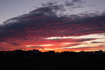 Fototapeta premium Increible cielo con nubes ardiendo al atardecer.