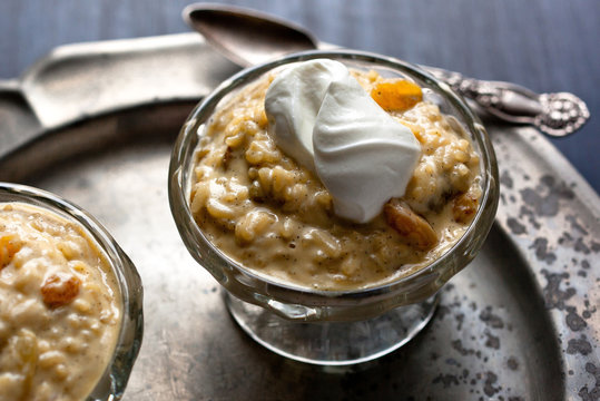 Rice pudding with golden raisins