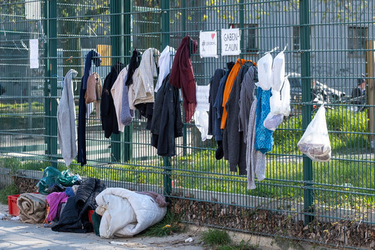 Gabenzaum mit Spenden f&uuml;r Bed&uuml;rftige und Obdachlose an der topsstrasse in Berlin-Prenzlauer Berg