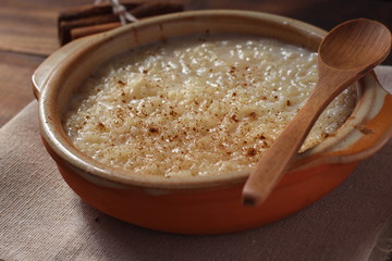 Arroz con leche muy cremoso con un toque de limón y canela. Postre de dieta mediterránea.