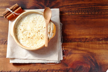 Arroz con leche muy cremoso con un toque de limón y canela. Postre de dieta mediterránea.