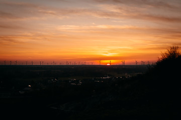 Fototapeta na wymiar Sonnenuntergang Windräder Ausblick