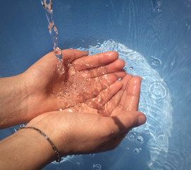 hand in water