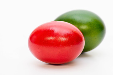 Bunte Ostereier mit Spiegelung freigestellt