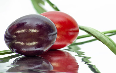 Bunte Ostereier mit Spiegelung freigestellt