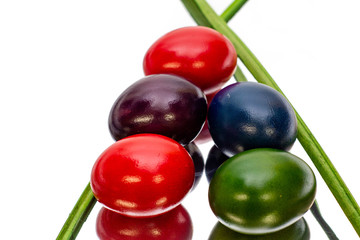 Bunte Ostereier mit Spiegelung freigestellt