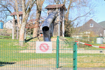 German sign saying playground closed due to corona