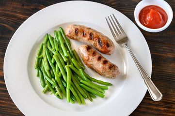 Fried green beans with grilled sausages